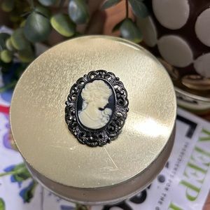 Vintage cameo pin/brioche